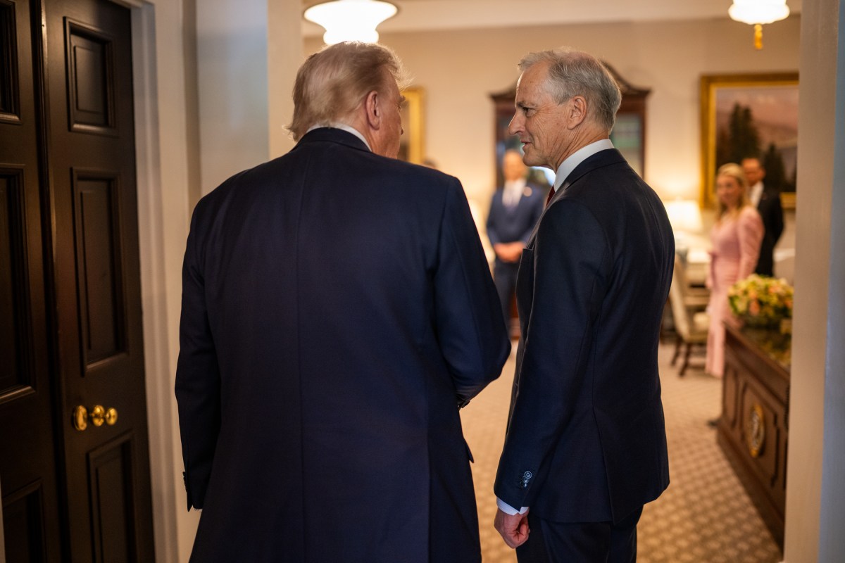 Prime Minister Gahr Store of Norway greets members of the U.S. delegation in the West Wing Lobby of the White House, Thursday, April 24, 2025, before a bilateral meeting with President Donald Trump. (Official White House Photo by Daniel Torok)