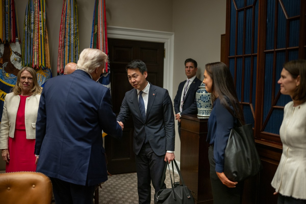 Prime Minister Gahr Store of Norway signs the guest book in the Roosevelt Room, Thursday, April 24, 2025, before a bilateral meeting with President Donald Trump. (Official White House Photo by Daniel Torok)