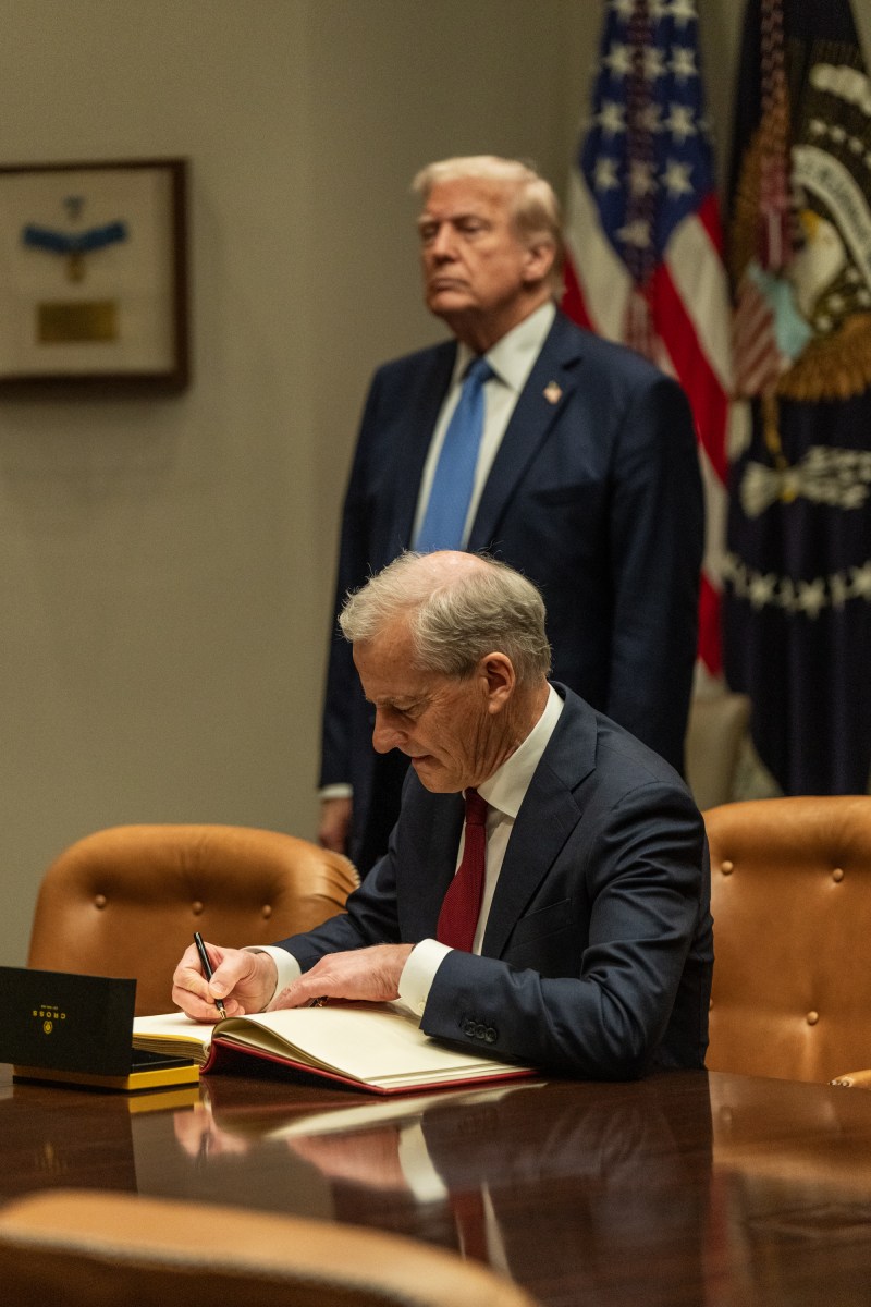 Prime Minister Gahr Store of Norway signs the guest book in the Roosevelt Room, Thursday, April 24, 2025, before a bilateral meeting with President Donald Trump. (Official White House Photo by Gabriel Kotico)
